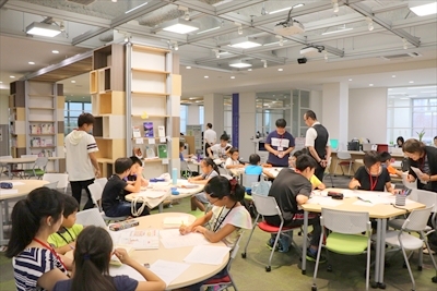 写真：大学生が小学生に読書感想文の書き方を教える様子