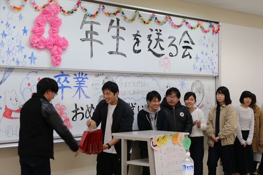 写真：後輩から、プレゼントをもらう4年生