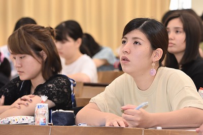写真：熱心に話を聞く学生その2
