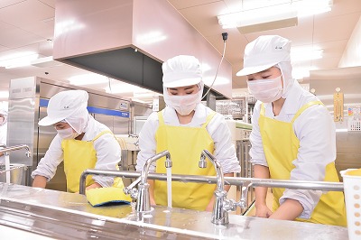 写真：洗浄班の学生たちが食器や調理器具を洗浄する様子