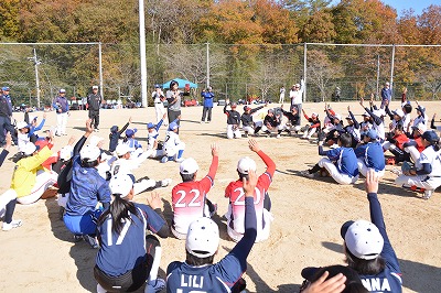 ソフトボール教室での指導の様子