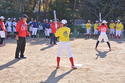 ソフトボール教室での指導の様子