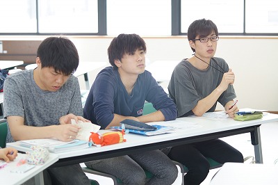 写真：熱心に質問し、説明を聞く編入生3名