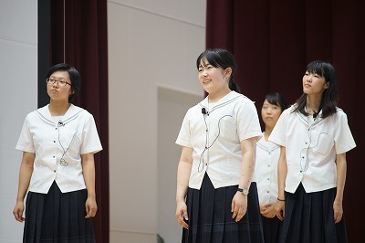 写真：熱演する大学生
