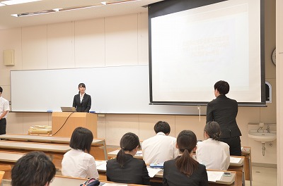 写真：発表者に質問する同じ卒業研究発表者。助言や意見交換ができている。