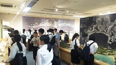 写真：歴史館の中で資料を熱心に見て回る学生たち