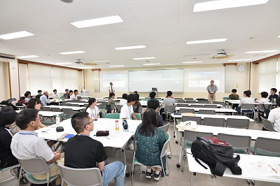 写真：学生たちにお礼の言葉を述べる町内会長