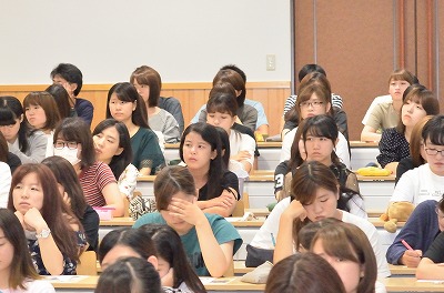 写真：真剣な表情で聴講する学生