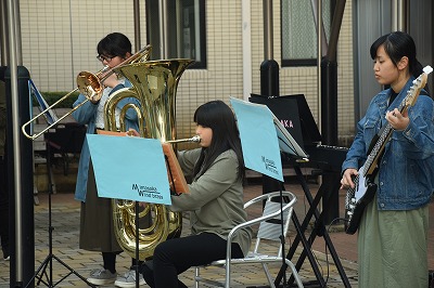 中庭で演奏する吹奏楽部員たち