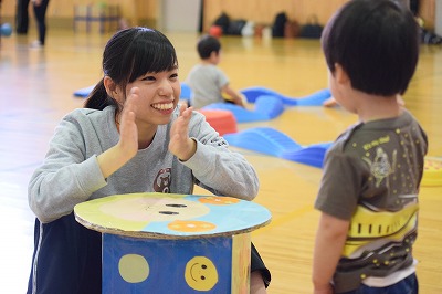 学生と子供が遊ぶ姿