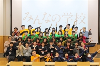 写真：ママコムのメンバーとリカイヒロメタインジャーの学生の集合写真