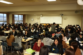 写真：会場に1・2年生が140名集まって意見交換している様子