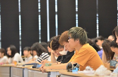 写真：熱心に聞く学生