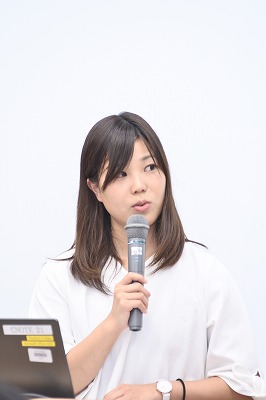 写真：熱心に話をする先輩社会福祉士