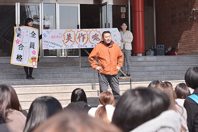写真：緊張感を和らげるため、ダンスを披露するやまぐち先生