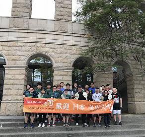 写真：台湾遠征を記念して、関係者で記念撮影