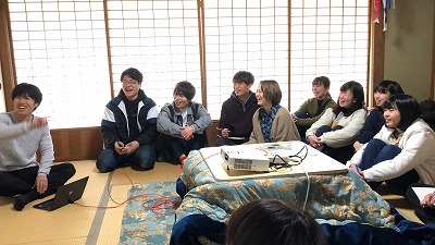 こたつを囲み座談会をする学生