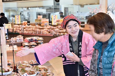 お弁当を販売する学生の姿
