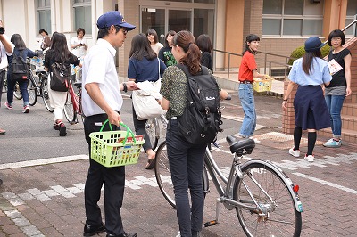 チラシを配る警察官