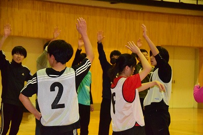 ドッチビーをする学生たち