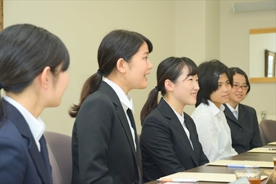 写真：市長に意見を言う１名の女子学生