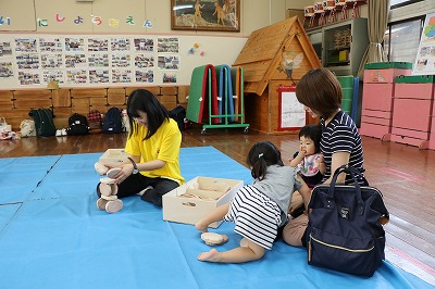 写真：学生たちが準備したおもちゃで遊ぶ親子づれ