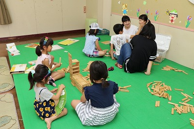 写真：託児コーナーと遊びのコーナーで遊ぶ子どもたち