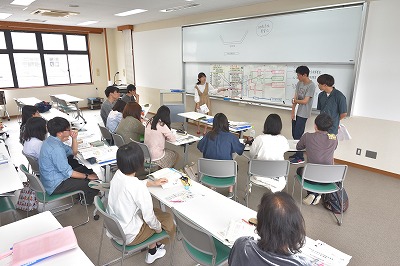 写真：後輩や同級生に向かって説明する発表担当3名の学生