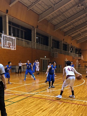 写真：カットインを狙う選手