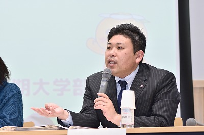 写真：社会福祉学会の様子。シンポジウムの一コマ。シンポジストけんもつ氏