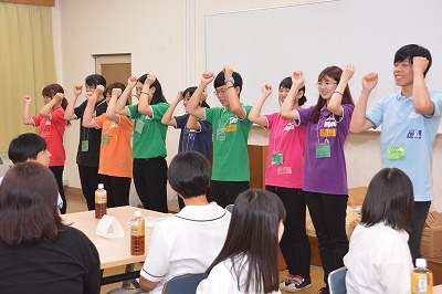 オリエンテーションをする学生