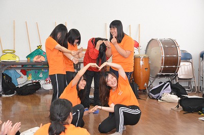 ケチャを披露する学生たち