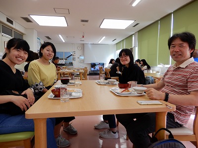 昼食を楽しむ学生