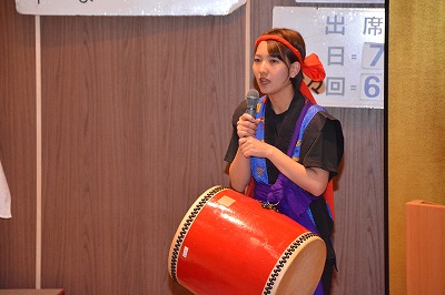挨拶をする沖縄県人会の学生