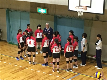 写真：福武監督のもとに集合するバレー部員