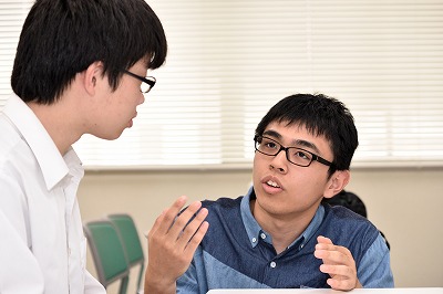 写真：学生との懇談で質問を受ける学生