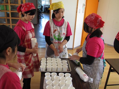 写真：津山市立中央児童館での収穫祭の様子。準備する学生
