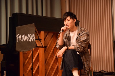 ステージで歌う学生