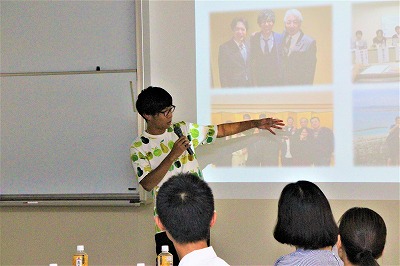 説明する学生