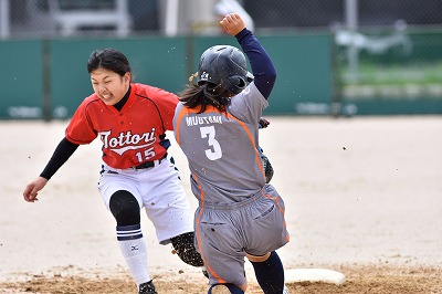 写真：二塁に滑り込む選手