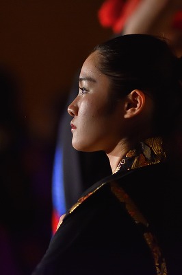 写真：祈りの視線でエイサーを踊る学生