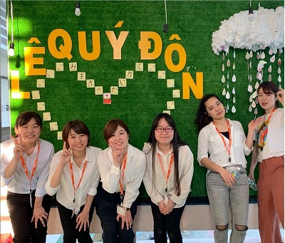 ベトナムで撮影した学生6名の記念写真