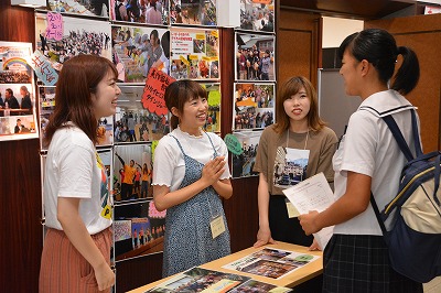 相談に乗る在学生
