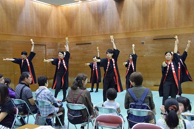 高知県人会の学生がよさこいを踊る様子