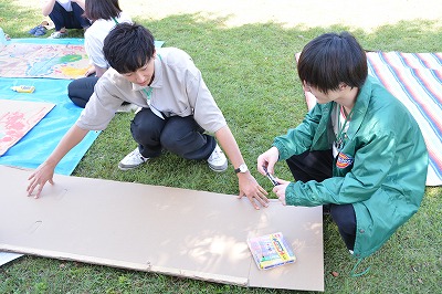 会場準備をする美作大学生