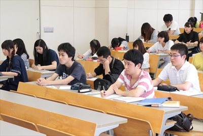 写真：真剣に話を聞く学生