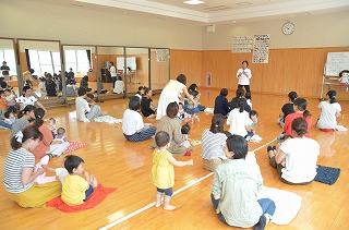 写真:親子でふれあいあそびの一幕