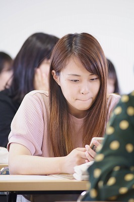 写真：スマホで感想を送る学生