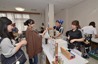写真：白梅祭。模擬店。児童オリゼミスタッフ