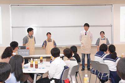 寸劇をする学生